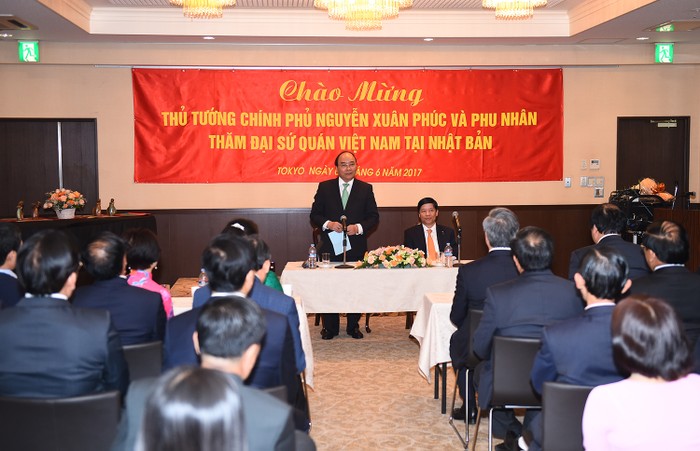 Thủ tướng Nguyễn Xuân Phúc nói chuyện, thăm hỏi đời sống của cán bộ, nhân viên Đại sứ quán, đại diện cộng đồng người Việt Nam tại Nhật Bản. ẢNh: VGP/Quang Hiếu