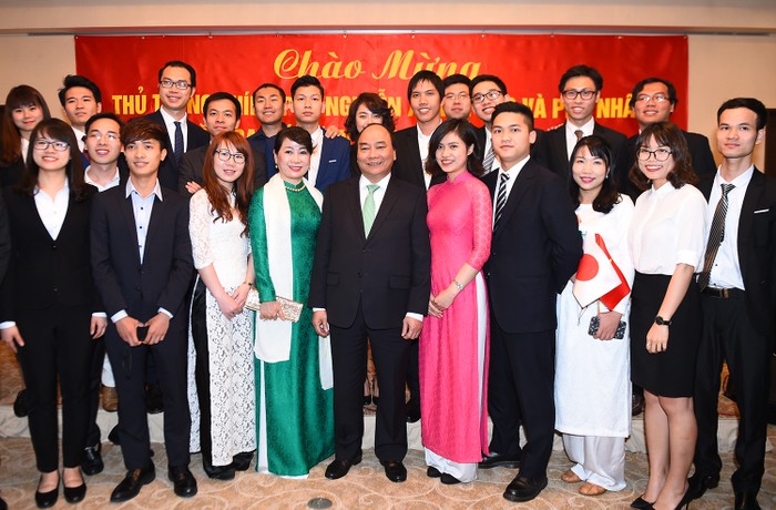Thủ tướng Nguyễn Xuân Phúc, Phu nhân và đại diện Hội Lưu học sinh Việt Nam tại Nhật Bản. Ảnh: VGP/Quang Hiếu