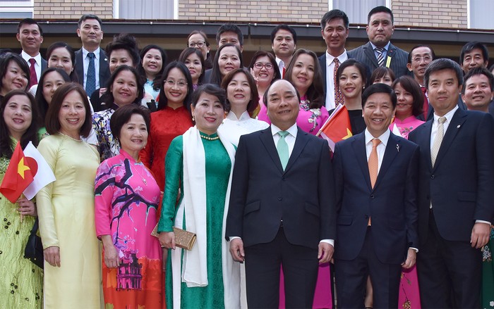 Thủ tướng Nguyễn Xuân Phúc, Phu nhân và đại diện cộng đồng người Việt Nam tại Nhật Bản. Ảnh: VGP/Quang Hiếu