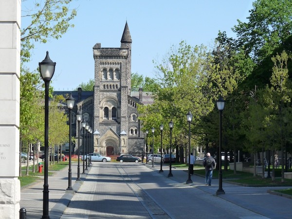 Khuôn viên trường Đại học Toronto.