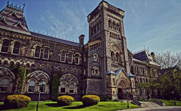 Đại học Toronto tại Canada.
