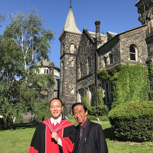 Giáo sư Nguyễn Lân Dũng dự hai lễ tốt nghiệp Đại học và nhận bằng Tiến sĩ, Thạc sĩ tại trường Đại học Toronto.
