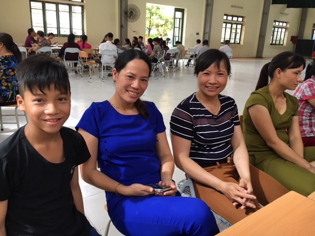 Chị Thuận và chị Hương (ở Đông La, Hoài Đức) chia sẻ về việc học tập của các con.