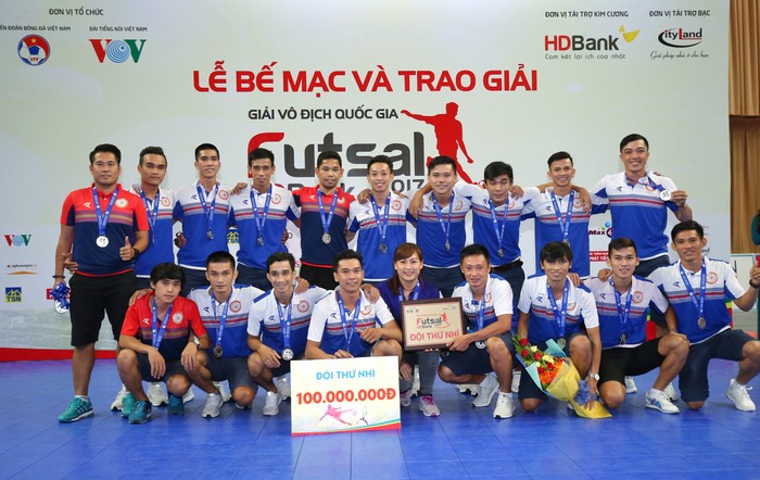Sanatech Khánh Hòa nhận cờ, Huy chương bạc và 100 triệu đồng.