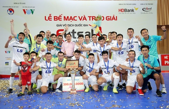 Đội bóng của Huấn luyện viên Nguyễn Bảo Quân ăn mừng chiến thắng.
