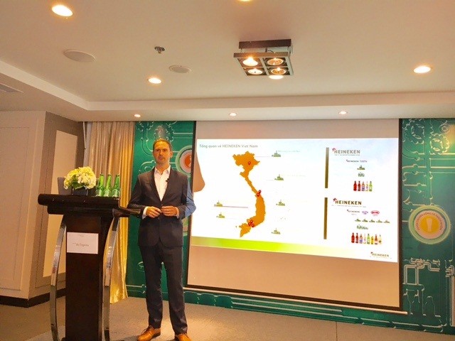 Ông Matt Wilson, Giám đốc Ngoại vụ Cấp cao của Heineken Việt Nam trình bày Báo cáo Phát triển bền vững năm 2016. (Ảnh: Vương Thủy)