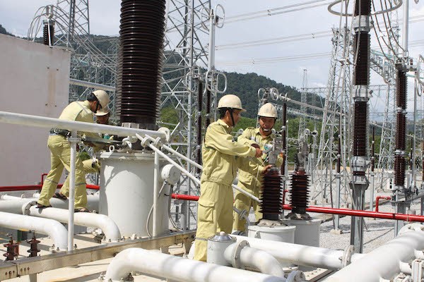 Công nhân Trạm biến áp 500 kV Thạnh Mỹ, Quảng Nam (Công ty Truyền tải điện 2) kiểm tra, sửa chữa, bảo dưỡng máy biến áp 500 kV. (Ảnh: Quang Thắng)