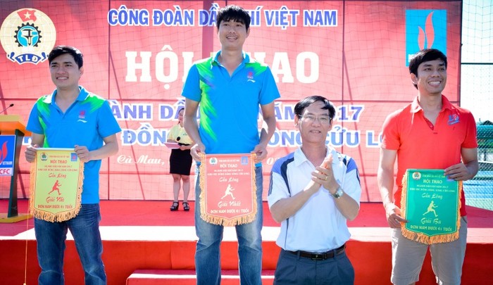 Đồng chí Nguyễn Văn Tiến tặng cờ cho vận động viên bộ môn Cầu lông lứa tuổi dưới 41.