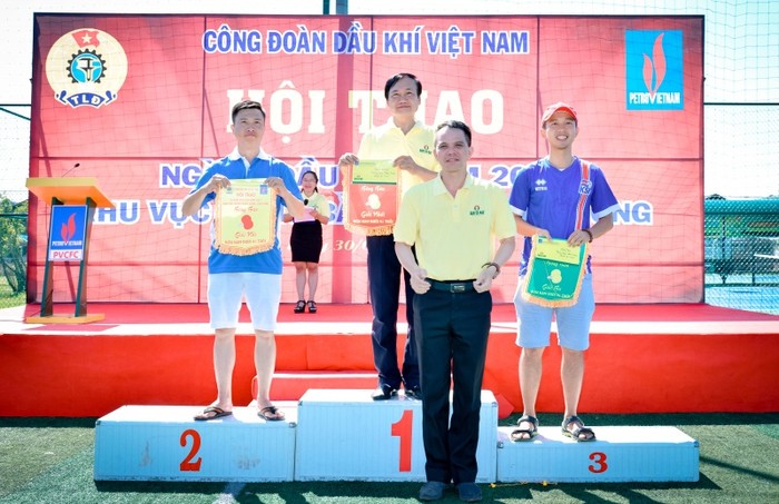 Đồng chí Lê Tiến Sơn tặng cờ cho vận động viên bộ môn Bóng bàn lứa tuổi dưới 41.