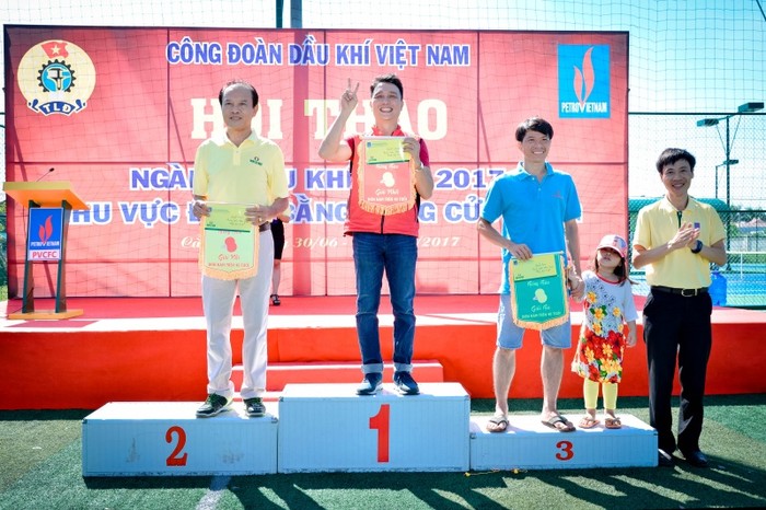 Đồng chí Nguyễn Đức Hạnh, Phó Tổng giám đốc Công ty Cổ phần Phân bón Dầu khí Cà Mau (PVCFC) trao giải thưởng cho các vận động viên môn Cầu lông lứa tuổi trên 40.