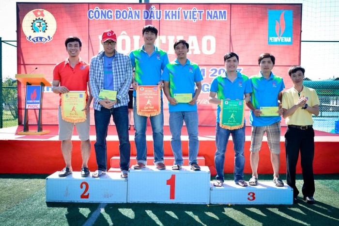 Đồng chí Nguyễn Đức Hạnh trao giải thưởng cho các vận động viên môn Cầu lông đôi nam lứa tuổi dưới 41.