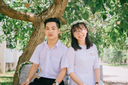 Trần Đình Duy (trái) là thí sinh ở Quảng Nam giành được điểm 10 môn Ngữ văn trong kì thi quốc gia năm nay. (Ảnh: Nhân vật cung cấp trên Báo Lao động)