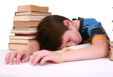 Học sinh tiểu học chán học vì áp lực học hành. (Ảnh minh hoạ trên Vietnamnet.vn)