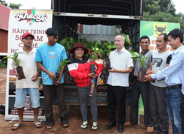 Chương trình hỗ trợ người nông dân trồng cà phê ở Buôn Ma Thuột.