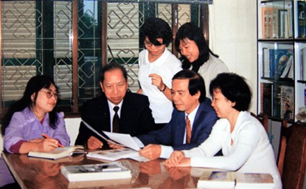 Giáo sư Tiến sĩ, Nhà giáo Nhân dân Lê Quang Long (thứ hai từ trái sang). (Ảnh do tác giả cung cấp)