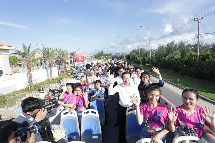 Khách mời và du khách hào hứng ngắm Đà Nẵng xinh đẹp trên tầng 2 Coco City Tour.