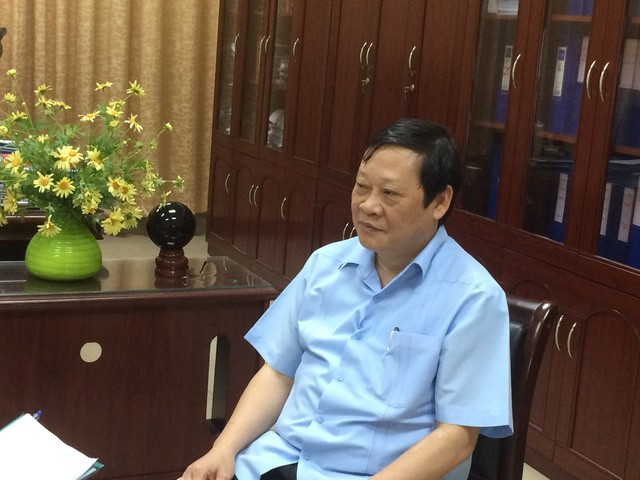 Thứ trưởng Bộ Y tế Nguyễn Viết Tiến trả lời báo chí về phương pháp gây tê tủy sống. (Ảnh: N.Mai/ Giadinh.net.vn)