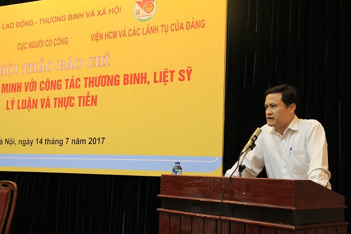 Tiến sĩ Nguyễn Xuân Trung, Phó Tổng Biên tập Tạp chí nghiên cứu Hồ Chí Minh phát biểu tham luận tại hội thảo. (Ảnh: TC)