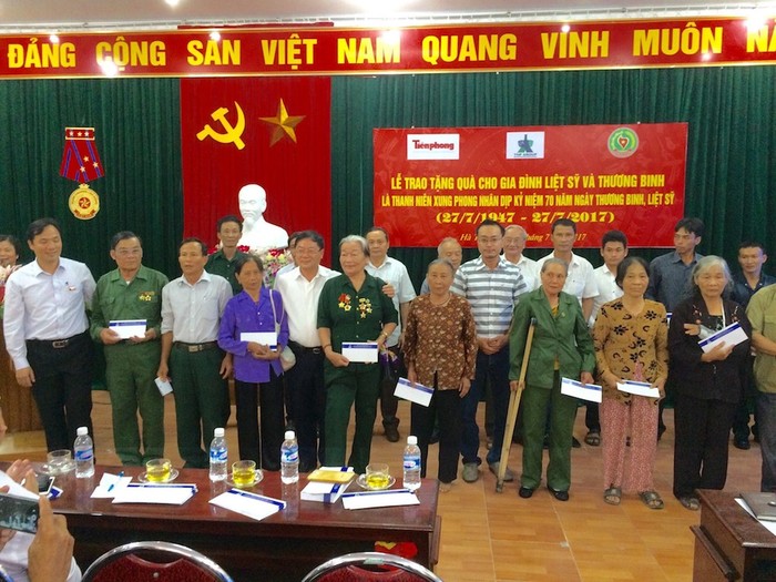 Đại diện chính quyền địa phương và Tập đoàn Tân Hiệp Phát tặng quà cho các gia đình liệt sỹ và thương binh là thanh niên xung phong có hoàn cảnh khó khăn trên địa bàn hai tỉnh Nghệ An, Hà Tĩnh.