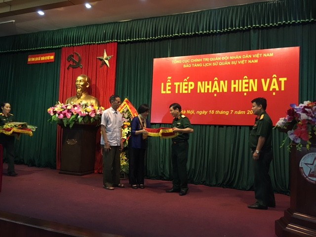 Gia đình cố Đại tướng Văn Tiến Dũng trao tặng hiện vật cho lãnh đạo Bảo tàng Lịch sử Quân sự Việt Nam. (Ảnh Vương Thuỷ)