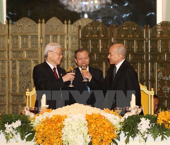 Quốc vương Campuchia Norodom Sihamoni nâng cốc chúc mừng Tổng Bí thư Nguyễn Phú Trọng. (Ảnh: Trí Dũng/TTXVN)
