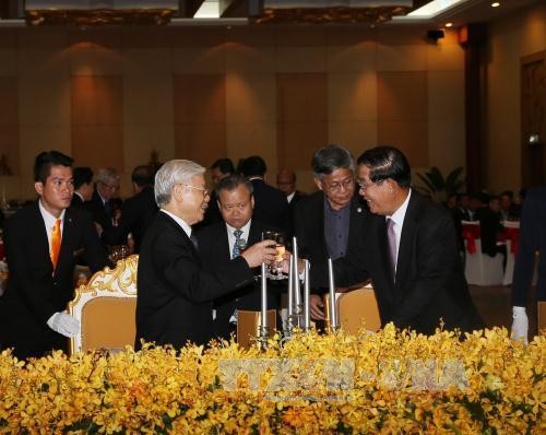Tổng Bí thư Nguyễn Phú Trọng và Thủ tướng Chính phủ Hoàng gia Campuchia Samdech Hun Sen cùng nâng cốc tại Tiệc chiêu đãi. (Ảnh Trí Dũng/TTXVN)