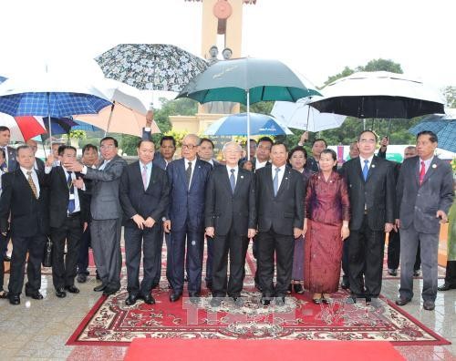 Tổng Bí thư Nguyễn Phú Trọng và Chủ tịch Thượng viện Campuchia Samdech Say Chhum với các đại biểu tại Tượng đài Hữu nghị Việt Nam - Campuchia. (Ảnh: Trí Dũng/TTXVN)