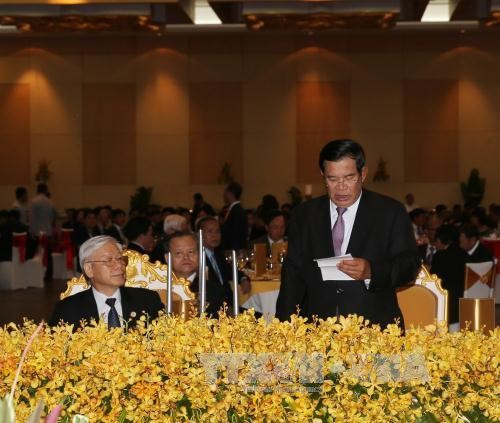 Thủ tướng Chính phủ Hoàng gia Campuchia Samdech Hun Sen đọc diễn văn tại Tiệc chiêu đãi. (Ảnh: Trí Dũng/TTXVN)