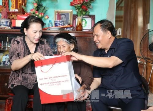 Chủ tịch Quốc hội Nguyễn Thị Kim Ngân tặng quà gia đình chính sách tại Hải Dương. Ảnh: TTXVN