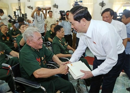 Chủ tịch nước Trần Đại Quang thăm, tặng quà người có công tỉnh Hà Nam (ngày 26/7/2016). Ảnh: Nhan Sáng/qdnd.vn.