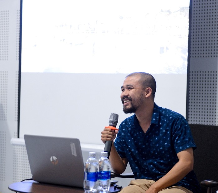 Nghệ sĩ Phạm Đình Tiến trong buổi tọa đàm nghệ thuật tại VCCA.