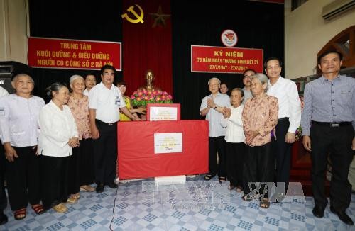 Tổng Bí thư Nguyễn Phú Trọng tặng quà cho Trung tâm Nuôi dưỡng và Điều dưỡng Người có công số 2 Hà Nội. Ảnh: Trí Dũng/TTXVN