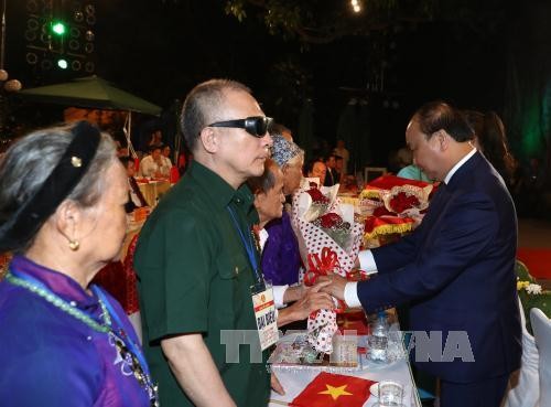 Thủ tướng Nguyễn Xuân Phúc tặng hoa cho các đại biểu dự chương trình Tại điểm cầu tỉnh Thái Nguyên. Ảnh: Thống Nhất/TTXVN