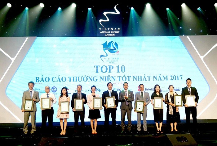 Đại diện Tập đoàn Novaland nhận giải Top 10 Báo cáo Thường niên 2017.