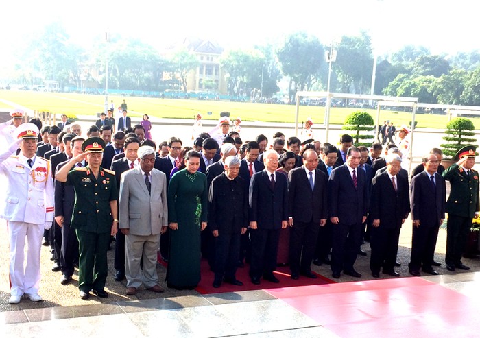 Các đồng chí lãnh đạo Đảng, Nhà nước, Mặt trận Tổ quốc Việt Nam vào Lăng viếng Chủ tịch Hồ Chí Minh. Ảnh: VGP/Nguyễn Hoàng.