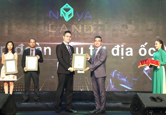 Ông Phan Lê Hòa - Giám đốc Tài Chính Kế Toán đại diện Tập đoàn Novaland nhận giải Top 10 Báo cáo Thường niên 2017.
