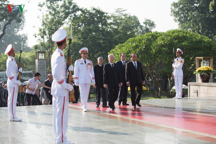 Tổng Bí thư Nguyễn Phú Trọng và Thủ tướng Nguyễn Xuân Phúc cùng các đại biểu đặt vòng hoa, tưởng niệm các anh hùng liệt sĩ.