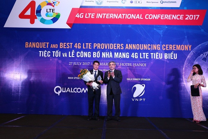 Lãnh đạo VinaPhone nhận danh hiệu &quot;Nhà mạng 4G có chất lượng chăm sóc khách hàng tiêu biểu&quot; do Thứ trưởng Bộ Thông tin và Truyền thông Nguyễn Minh Hồng trao tặng.