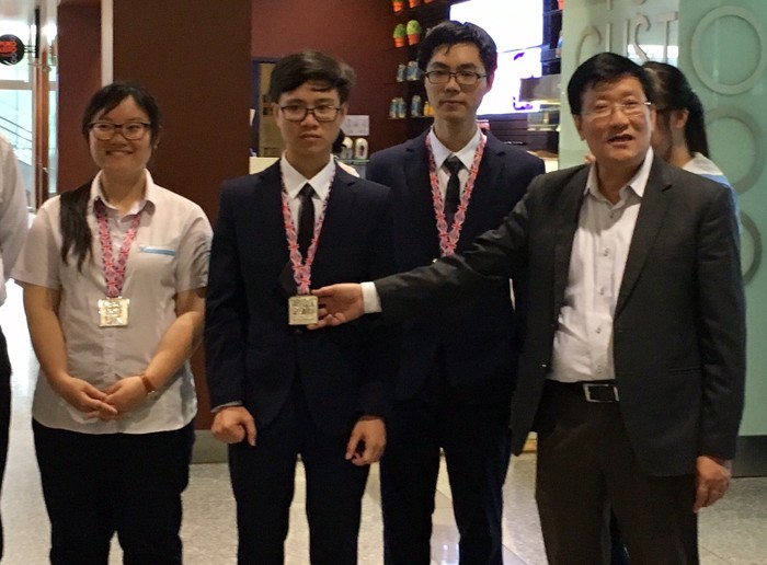 Dương Tiến Quang Huy (thứ hai từ trái qua) giành Huy chương Bạc trong kì thi Olympic Sinh học quốc tế 2017. (Ảnh: Vương Thủy)