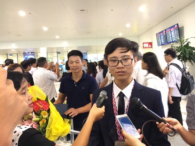 Em Dương Tiến Quang Huy (học sinh lớp 12, Trường Trung học phổ thông chuyên Lam Sơn, tỉnh Thanh Hóa) đạt Huy chương Bạc bày tỏ nguyện vọng được du học ngành Sinh - Y tại các trường tại châu Âu hoặc Mỹ.