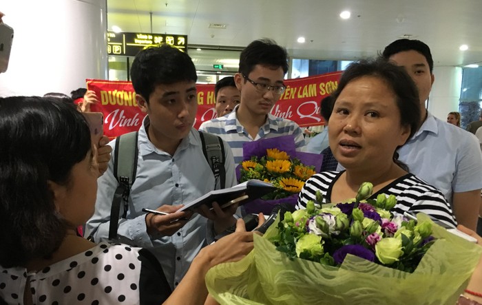 Mẹ của Dương Tiến Quang Huy ra sân bay đón con rất sớm. (Ảnh: Vương Thủy)