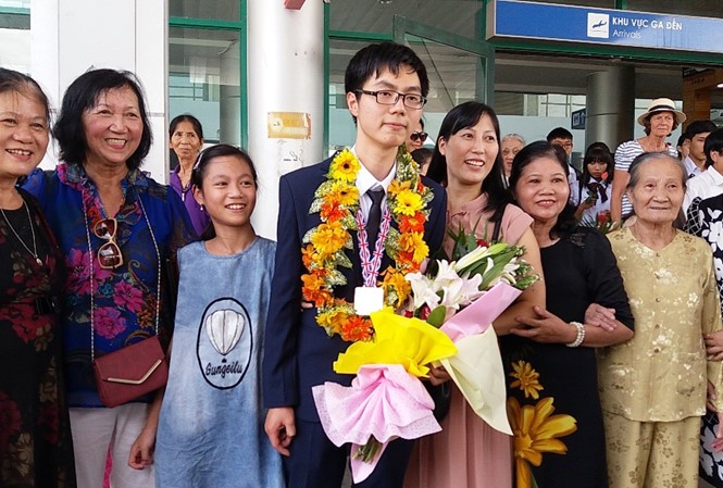 Trương Đông Hưng được người thân chào đón khi về đến sân bay Phú Bài (Huế). (Ảnh: Tiền Phong)