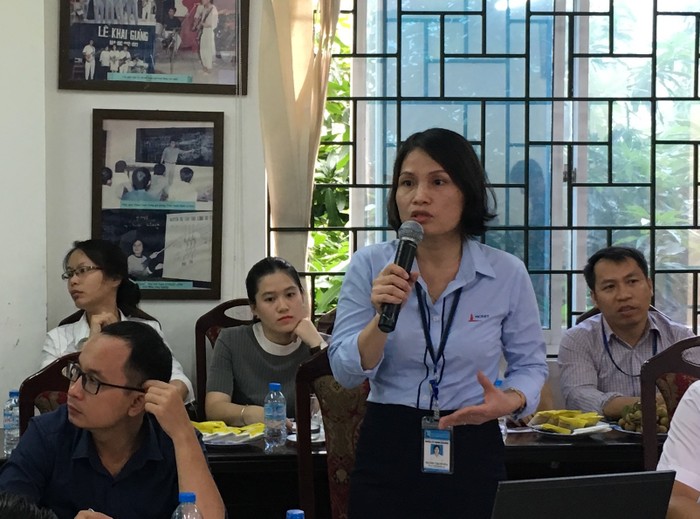 Bà Nguyễn Thị Hằng Nga, Trưởng phòng Đào tạo – Nghiên cứu khoa học (Trường Cao đẳng Điện tử - Điện lạnh Hà Nội) chia sẻ tại hội nghị.