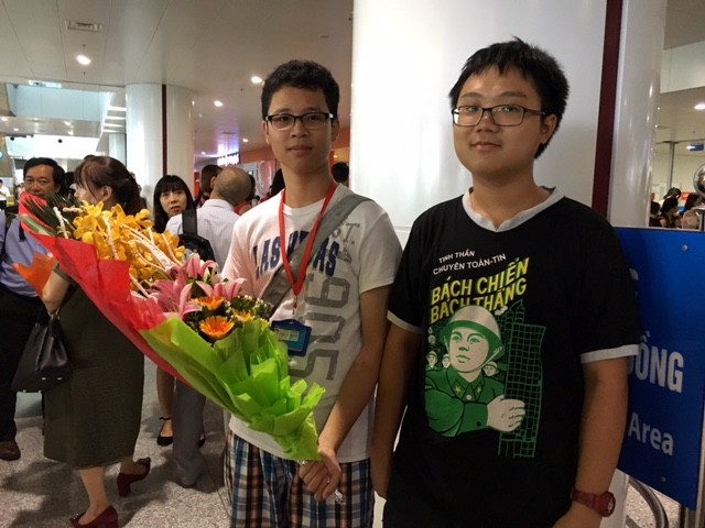 Các học sinh đến đón Huy chương Đồng Olympic Tin học quốc tế 2017 Phạm Cao Nguyên.