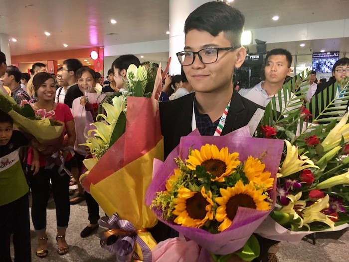 Huy chương Vàng Olympic Tin học quốc tế 2017 Lê Quang Tuấn được mọi người chào đón nồng nhiệt tại sân bay.