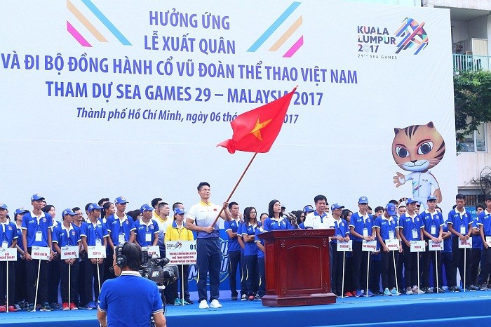 Vận động viên điền kinh quốc gia Lê Tú Chinh thực hiện nghi thức tuyên thệ trong Chương trình hưởng ứng lễ xuất quân và đi bộ đồng hành cổ vũ Đoàn Thể thao Việt Nam