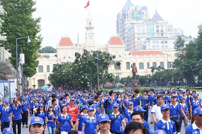 Hàng ngàn người trong màu xanh Number 1 Active đi thành đoàn trên phố đi bộ Nguyễn Huệ