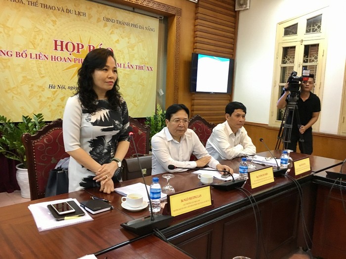 Cục trưởng Cục Điện ảnh Ngô Phương Lan giới thiệu về Liên hoan Phim Việt Nam lần thứ 20. (Ảnh: Vương Thủy)