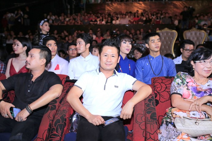 Ca sĩ Bằng Kiều cũng tham dự đêm chung kết để cổ vũ cho các đạo diễn trẻ