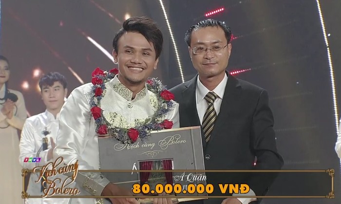 Ông Lê Nguyễn Đức Khôi - đại diện nhãn hàng Trà thanh nhiệt Dr Thanh trao giải Á Quân cho đạo diễn Vũ Trần